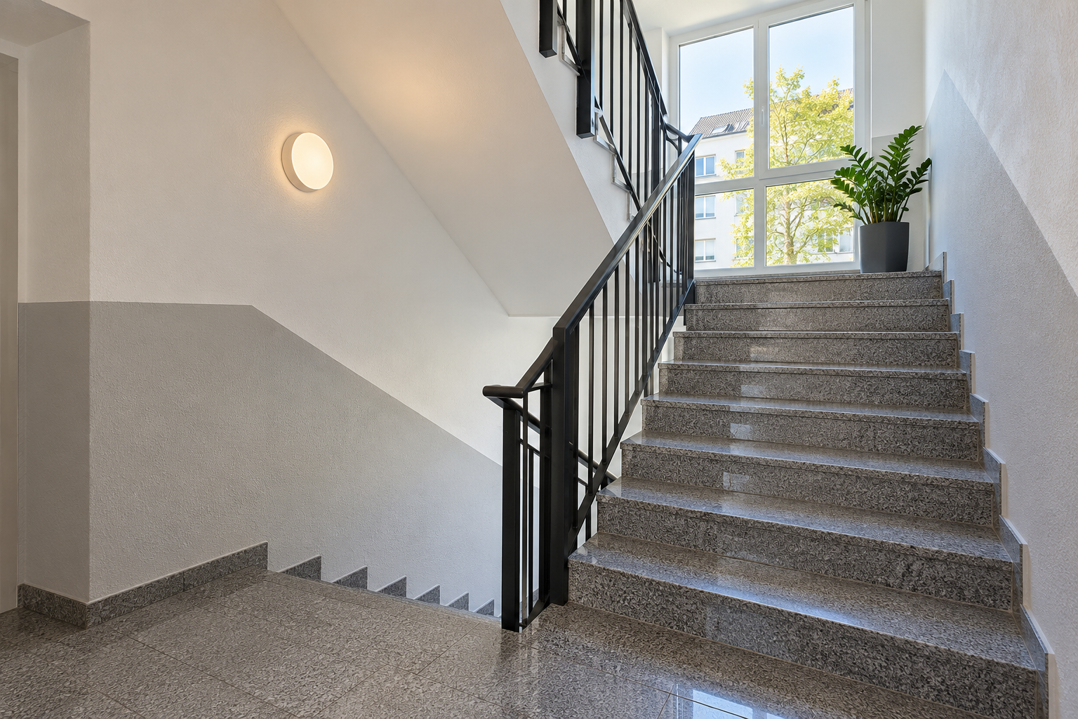 Gepflegtes Treppenhaus eines Mehrfamilienhauses